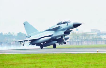 2019年最后一个飞行日，歼10飞机安全着陆。