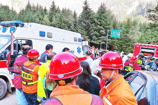 成飞医院医疗队到达九寨沟县，立即投入伤员抢救。