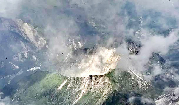 九寨沟震后航拍的山体滑坡